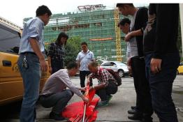 富陽(yáng)供電公司黨員服務(wù)隊(duì)赴蒼南支援臺(tái)風(fēng)后電網(wǎng)搶修