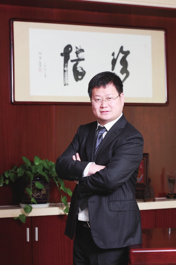 9年前,鄒承慧站在江陰華士鎮(zhèn)華西村的一間荒廢車間門口,帶著13名員工,前途充滿未知。9年后,鄒承慧率領(lǐng)下的愛康資產(chǎn)已超百億,創(chuàng)造了一系列的全國乃至世界之最—太陽能鋁邊框產(chǎn)品占全球市場份額20%,居世界第一,光伏安裝支架系統(tǒng)產(chǎn)品占全國市場份額15%,居全國行業(yè)第一。光伏發(fā)電規(guī)模居全國非公有制企業(yè)發(fā)電前列。