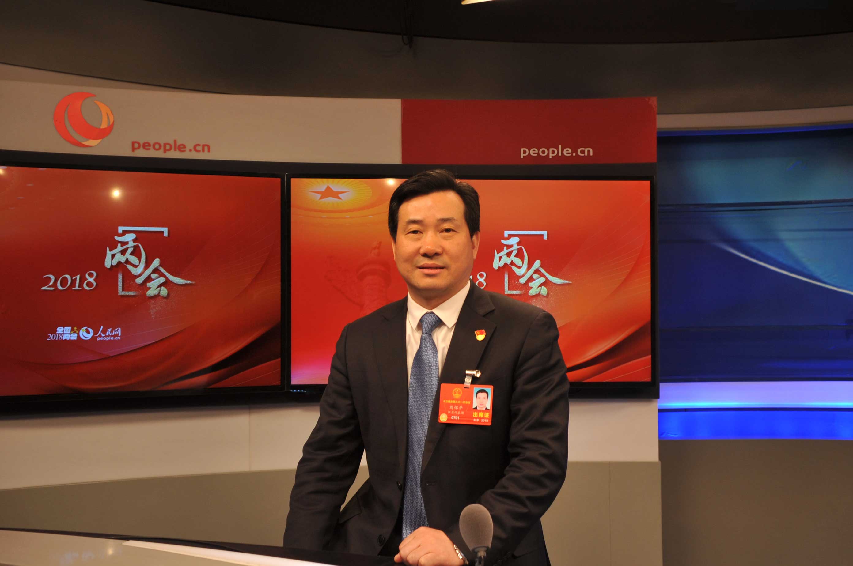 人民網北京3月16日電 （施麟）全國人大代表、安徽科達潔能總裁劉懷平全國兩會期間在人民網訪談時表示，環保產業發展的價格、財稅、金融政策機制還不完善，市場化秩序也不規范，這些情況制約了環保產業的發展。 劉懷平表示, 環保產業是一個新興產業，在行業的發展過程中，首先遇到的問題就是不規范競標嚴重。行業中存在著一些低價中標、虛假投標、中標后違約等等一系列的問題。 劉懷平呼吁國家有關部門應該進一步規范這些市場的秩序，對那些不守規、不守法的企業給予重拳出擊，把它們列入到黑名單，讓它們在市場中沒有立足之地。給那些真正注重技術創新，注重產品質量，真正能為節能減排做出貢獻，提供可靠方案的企業，提供良好的生存空間。 劉懷平表示，民營環保企業面臨融資成本高的問題。銀行系統貸款利率高、周期短，難以滿足環保行業收益低、周期長的融資需求。此外，環保企業形成資產的形態基本為劃撥土地、無房產證的泵房、設備間、設備、管網資產等附著物，也難以滿足金融機構要求的抵押條件。 劉懷平希望國家在綠色金融、綠色債券的發行上，以及傳統金融產品的創新上，能夠差異化的、精準扶持新興環保產業，進一步推動產業的健康快速發展。