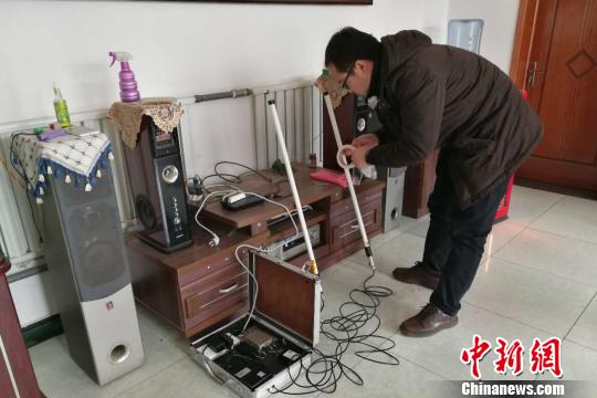 國家電網技術人員在在河北省淶水縣南郭下村的分布式光伏扶貧電站研發5G技術傳輸。 趙明 攝