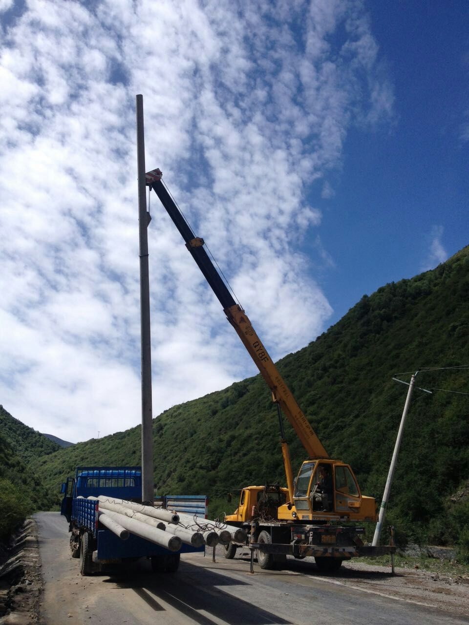 青海電力緊急搶修尕楞鄉受損電力設施