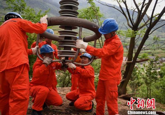 圖為電力工人首次在特高壓復(fù)奉線重慶段開展整串絕緣子串更換工作。　周毅 攝