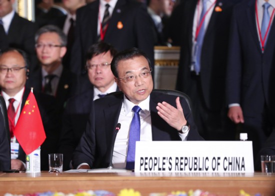 當地時間5月9日上午,李克強總理在出席中日韓領導人會議時表示,亞洲國家數量眾多,發展水平差異較大。中日韓發展走在亞洲前列,應集聚三方優勢,通過“中日韓+X”模式,在產能合作、減貧、災害管理、節能環保等領域實施聯合項目,發揮三方在裝備、技術、資金、工程建設等方面的各自優勢,共同開拓第四方甚至多方市場,帶動和促進本地區國家實現更好更快發展。