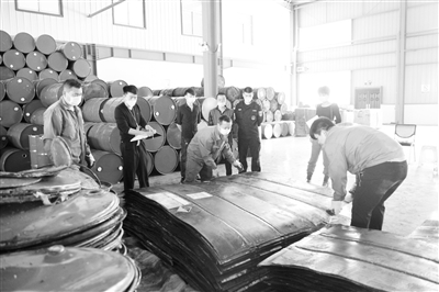 臨安環保、公安一舉查獲山坳中70余噸危廢，刑拘4人