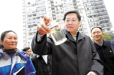 黨政領(lǐng)導(dǎo):打頭陣做表率