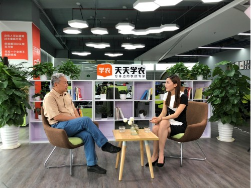 響應(yīng)總理號(hào)召，天天學(xué)農(nóng)用手機(jī)“新農(nóng)具”助力鄉(xiāng)村振興