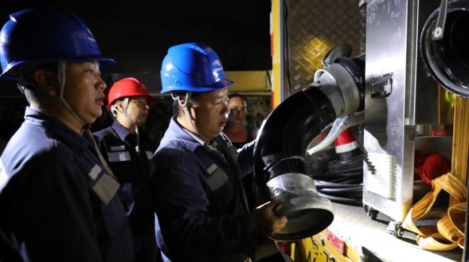 電力應(yīng)急排澇車兼具發(fā)電和排澇的功能，不需依賴外接電源，在應(yīng)急搶修過(guò)程中使用十分方便。只要將一端的水管插入積水，另一端接入河道，啟動(dòng)電機(jī)便可迅速排水。這臺(tái)大功率排澇車的特點(diǎn)是吸力大、吸程高，最大吸水深度可達(dá)20左右，每分鐘的抽水量大1000升，若水深在10米以內(nèi)，每分鐘的吸水量可到1800升至2000升。