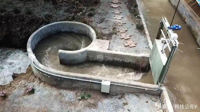 小型發電機，放到河里就有免費的電，一天產的電夠60戶人家用