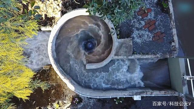 小型發電機，放到河里就有免費的電，一天產的電夠60戶人家用